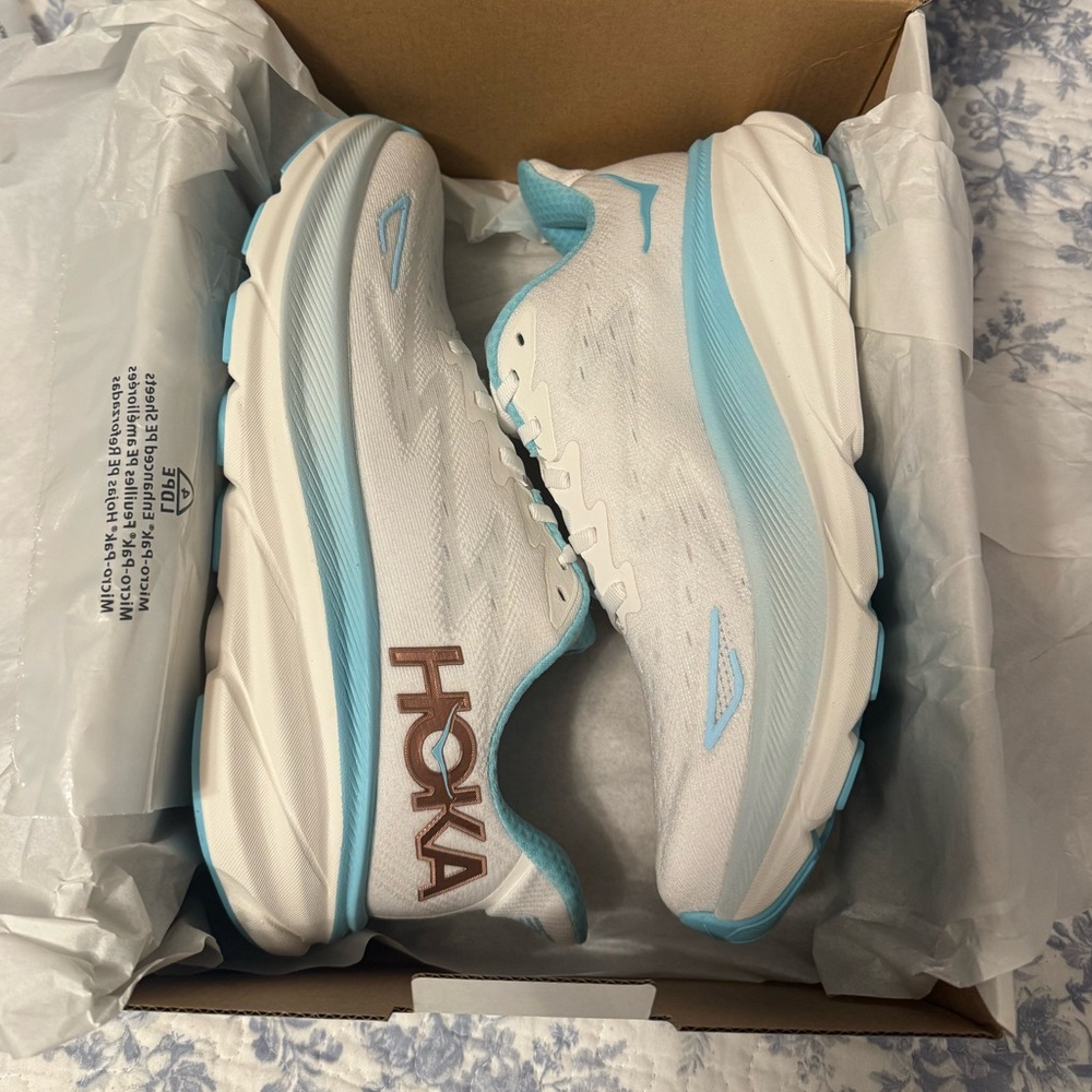 NEW Women’s Hoka Clifton 9 Sneakers